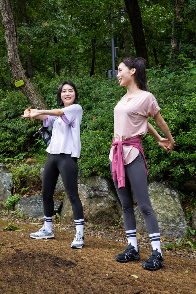twee Koreaanse aziatische vrouwelijke vrienden in de 20 wandelen en plogging in berg _ _ warm up - Foto, afbeelding