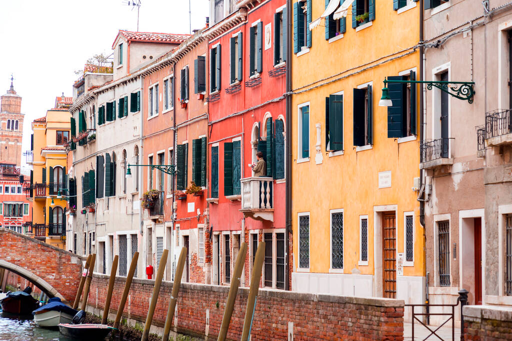 Benátky, Itálie - 2. dubna 2022: Typická benátská architektura a pohled na ulici z Benátek, Itálie. - Fotografie, Obrázek