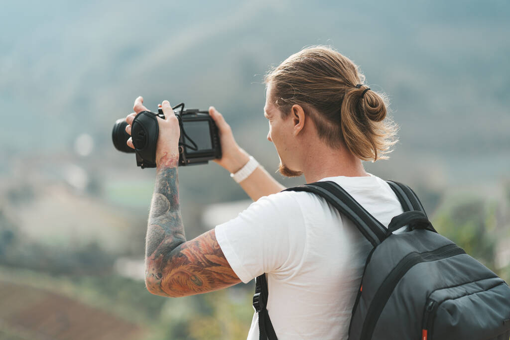 Blond man maken van video buiten in de bergen - Foto, afbeelding