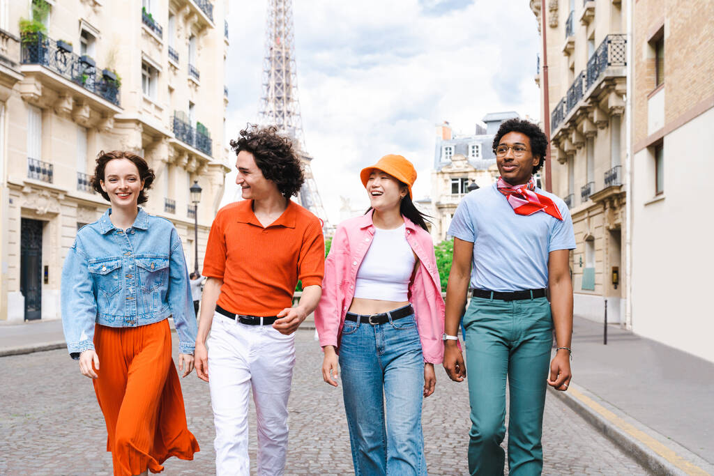 Группа молодых счастливых друзей, посещающих Париж и Эйфелеву башню, район Трокадеро и реку Сена - Мультикультурная группа туристов, осматривающих достопримечательности столицы Франции - Фото, изображение