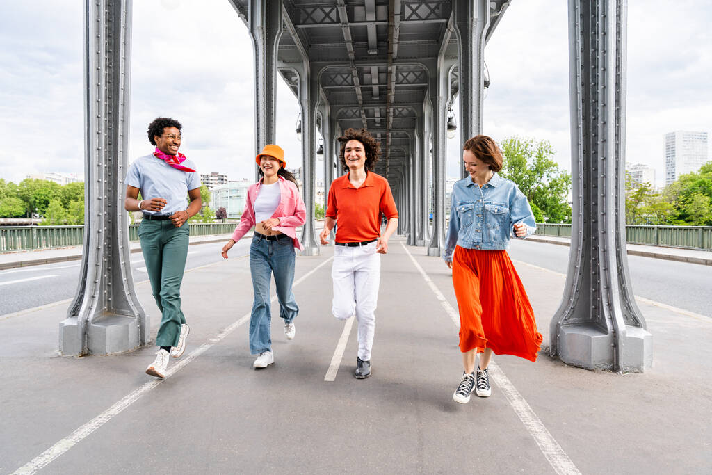 Grupa młodych szczęśliwych przyjaciół odwiedzających Paryż i Wieżę Eiffla, obszar Trocadero i Sekwanę - wielokulturowa grupa turystów zwiedzających stolicę Francji - Zdjęcie, obraz