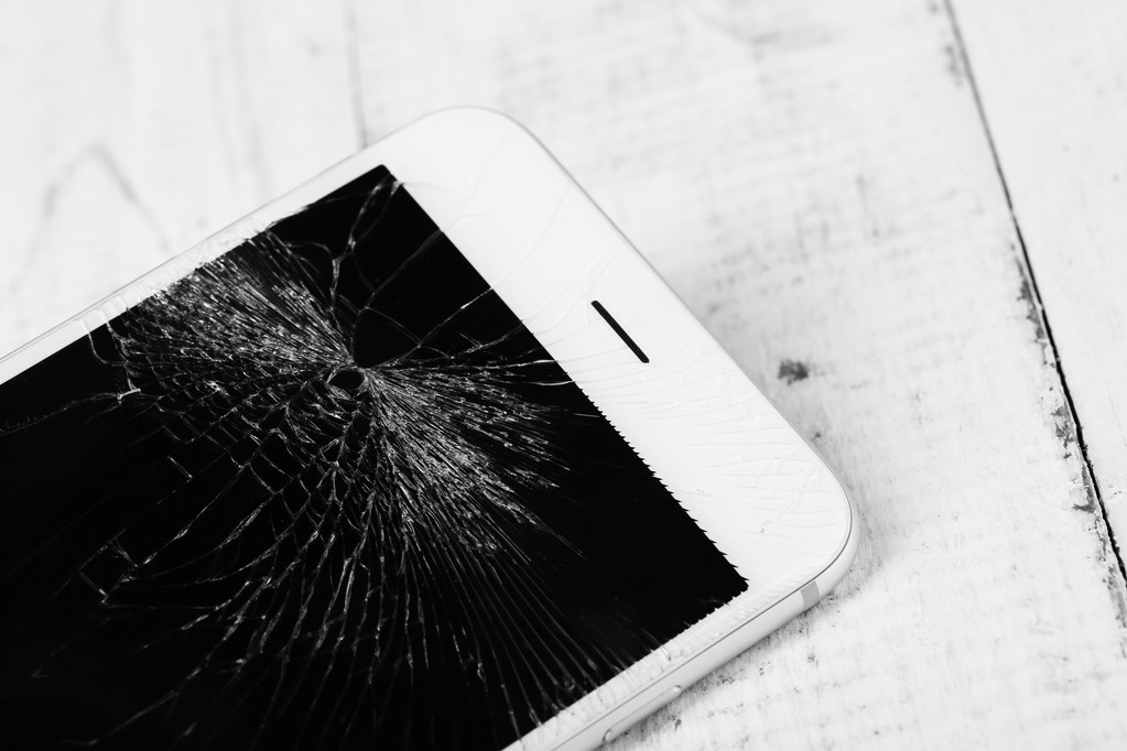 iPhone quebrado no fundo de madeira
 - Foto, Imagem