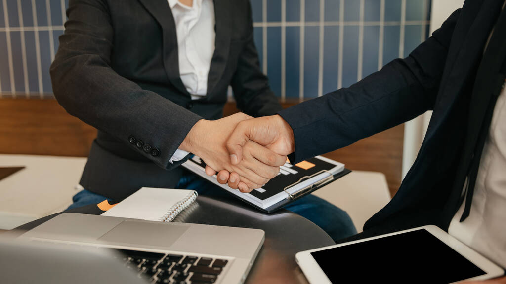 Dwóch zaufanych biznesmenów ściskających dłonie podczas spotkania w biurze, udanej transakcji i firmy - Zdjęcie, obraz