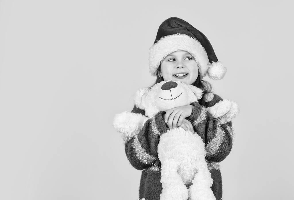 Basit mutluluk. Mutlu bir çocukluk. Oyuncakçı. Tatlı peluş arkadaş. Küçük kız oyuncak ayıyı tutuyor. Noel hediyesi. Oyuncak ayı psikolojik refahı geliştirir. Küçük kız oyuncak ayı oynuyor.. - Fotoğraf, Görsel