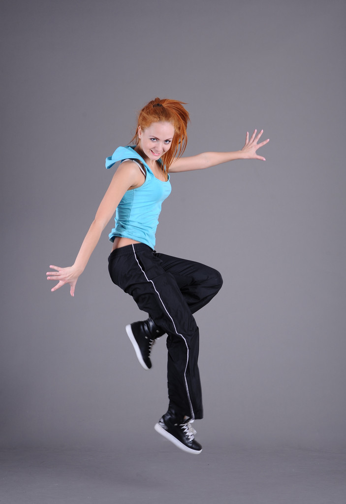 Nuori nainen hyppii ja tanssii
 - Valokuva, kuva