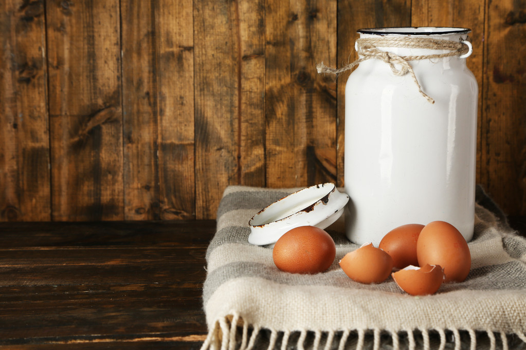 Mleko można z jaj i skorup na rustykalne drewniane tła - Zdjęcie, obraz