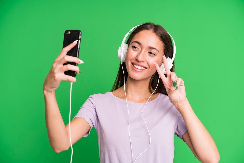 fiatal csinos nő hallgat zenét a fülhallgató - Fotó, kép