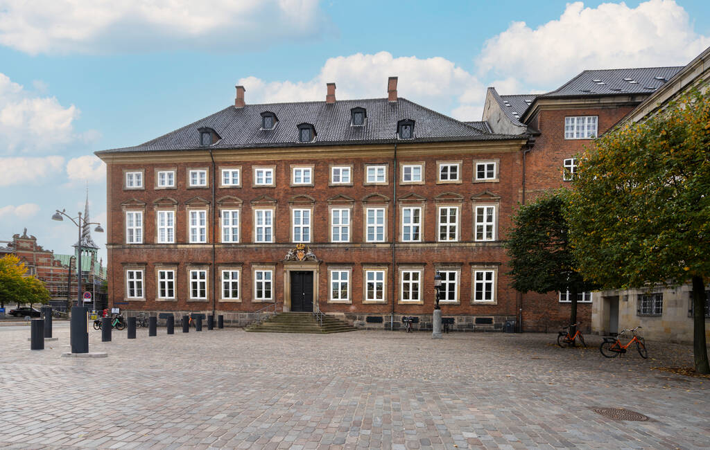 Copenhague, Dinamarca. Octubre de 2022. Vista del edificio del Ministerio de Finanzas danés en el centro de la ciudad - Foto, imagen