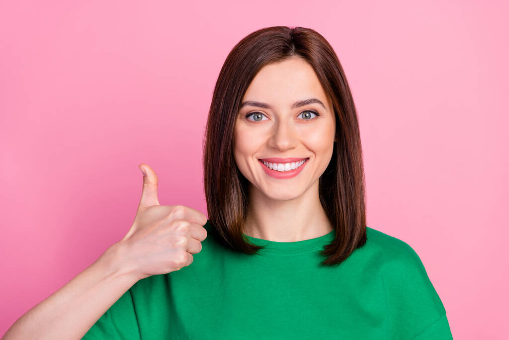 Foto close-up de jovens sorrindo atraente menina polegar para cima recomendar novo anúncio de compras comprar on-line isolado no fundo cor-de-rosa. - Foto, Imagem