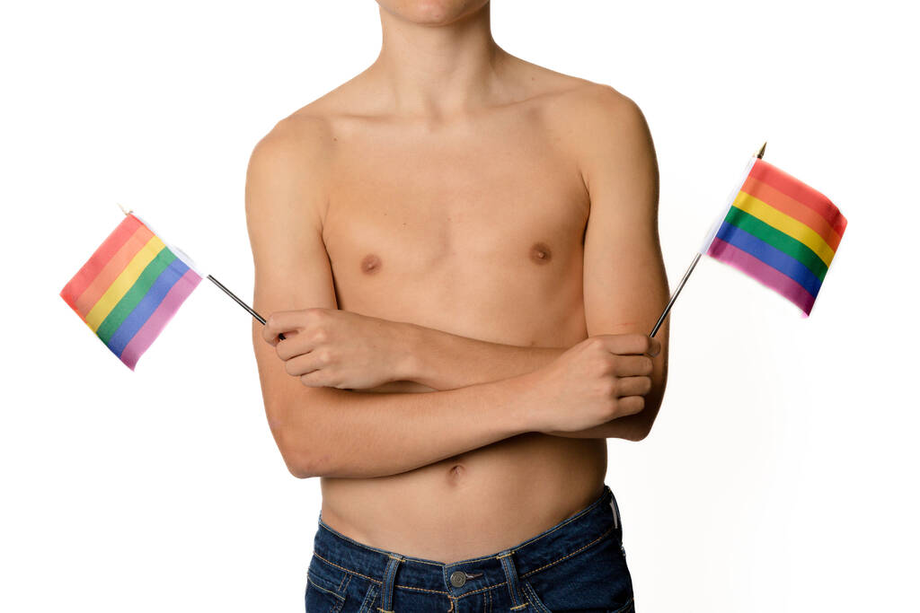 Egy félmeztelen 19 éves tinédzser fiú büszke zászlókkal - Fotó, kép