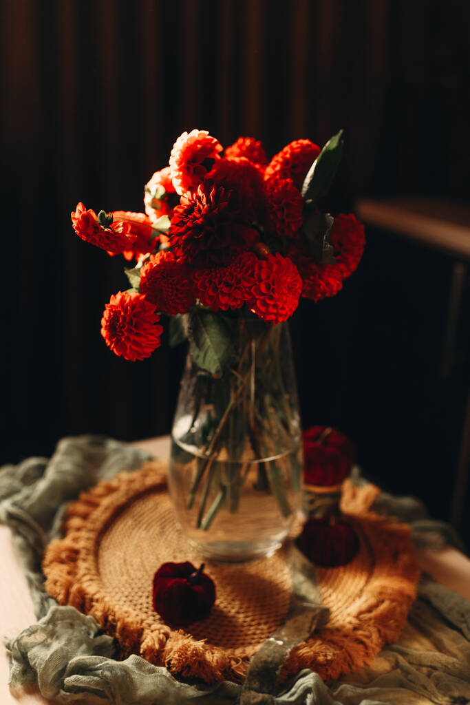красные осенние цветы на темном фоне, элегантный свадебный букет марсала цвет - Фото, изображение
