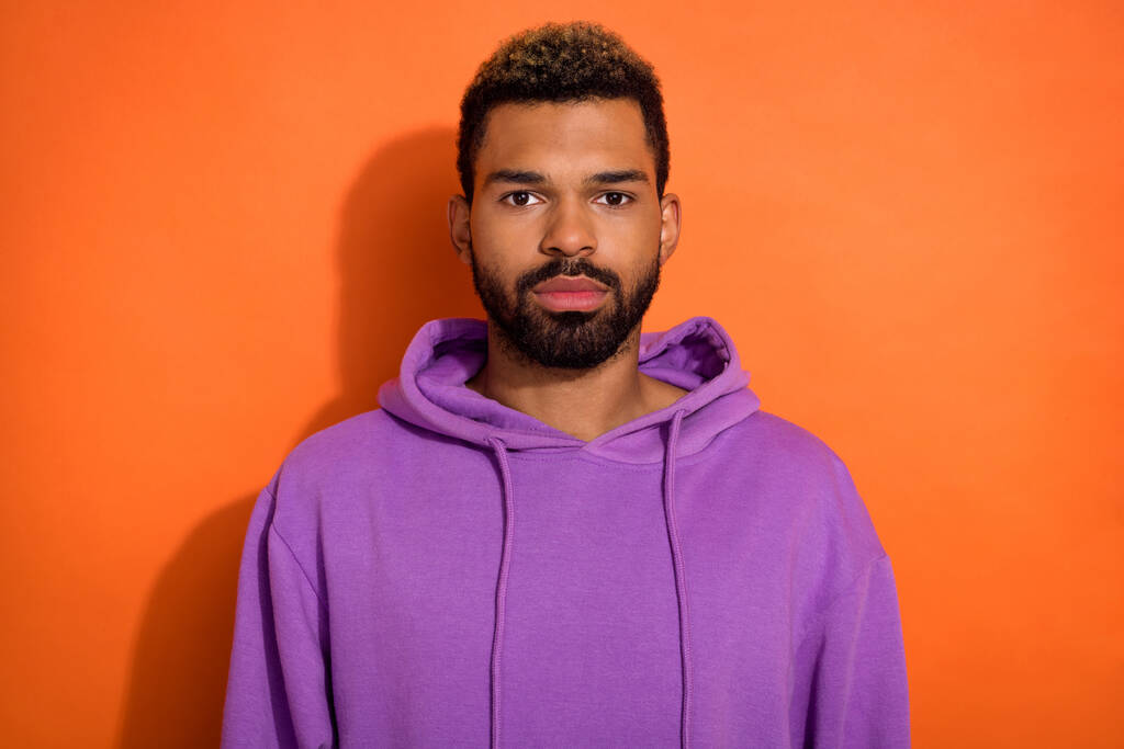 Портрет привлекательного бородатого мужчины носить повседневную одежду фиолетовый пуловер смотреть камеры изолированы на фоне оранжевого цвета. - Фото, изображение