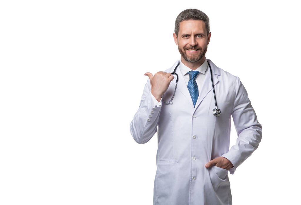 Steteskoplu gülümseyen bir doktor. Doktor beyazı izole etti. Tıp doktoru arka planda işaret parmağı. - Fotoğraf, Görsel