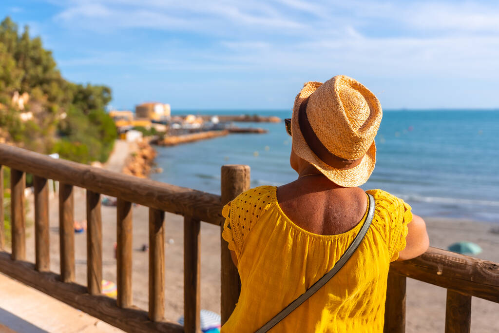 Idosa senhora olhando para a praia de La Caleta, em Cabo Roig. Alicante. viagens sénior - Foto, Imagem