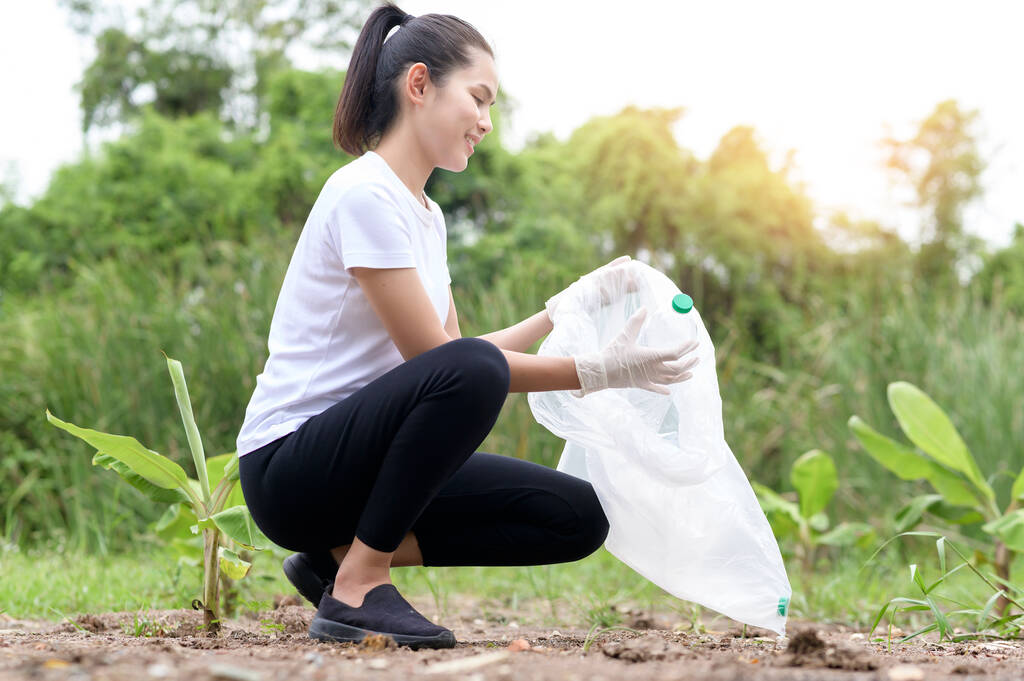 жінка збирає сміття для переробки на землі, екологічно стійка концепція
 . - Фото, зображення