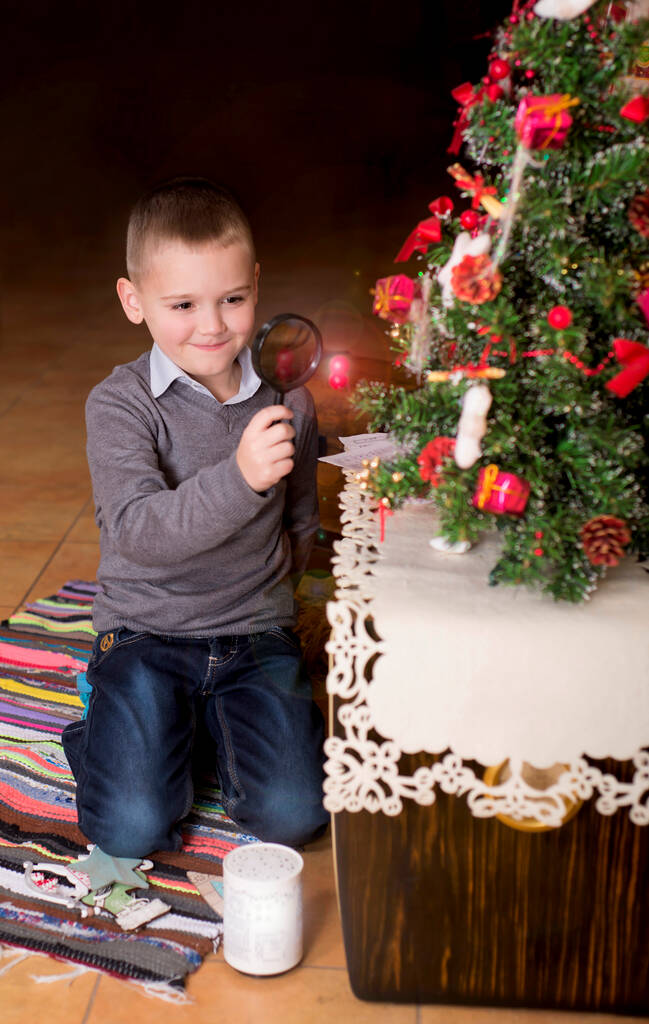 新年とクリスマスに飾られた家の中の少年 - 写真・画像