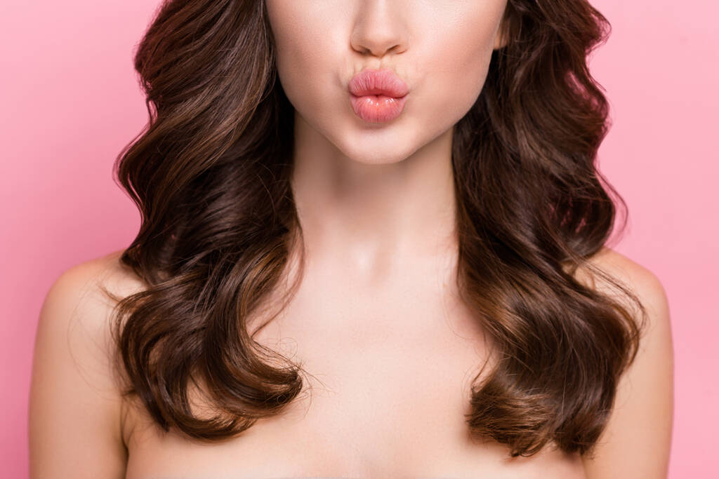 Foto recortada de jovem senhora despojado lábios plástico cirurgia bálsamo hidratante isolado sobre cor rosa fundo. - Foto, Imagem