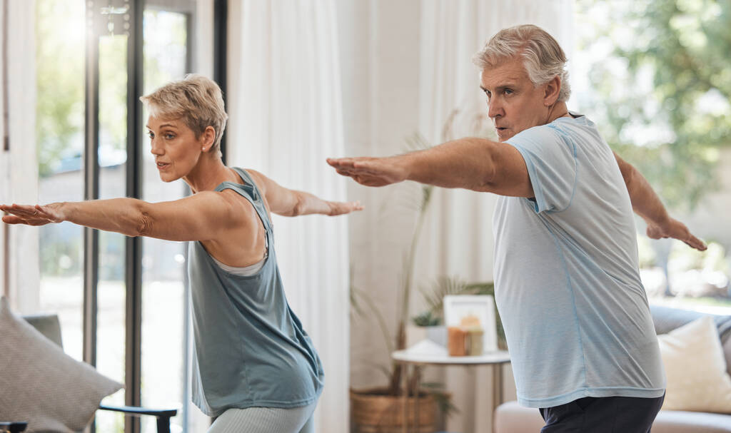 Starsza para, ćwiczenia i fitness podczas aerobiku lub jogi treningu w salonie w domu dla zdrowia i odnowy biologicznej na emeryturze. Starzec i kobieta rozciągający się dla zdrowego stylu życia w domu w Australii. - Zdjęcie, obraz