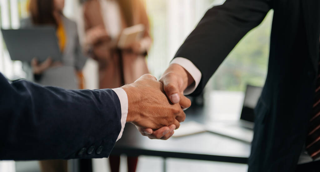 Dos hombres de negocios seguros estrechando la mano durante una reunión en la oficina, acuerdo exitoso y compañía - Foto, Imagen