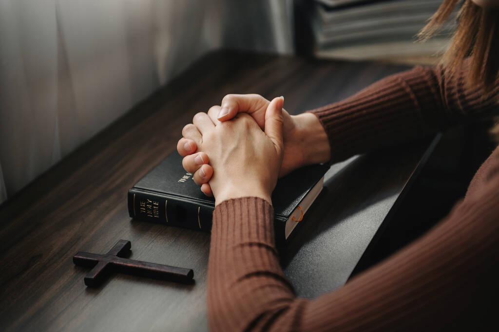 femme Mains à table avec croix et livre de bible  - Photo, image