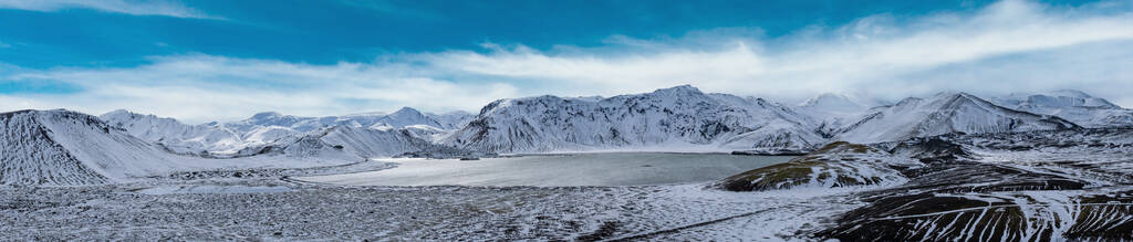 Barevné Landmannalaugar hory pod sněhovou pokrývkou na podzim, jižní Vysočina Islandu. Frostastadavatn jezero na úpatí hor. - Fotografie, Obrázek