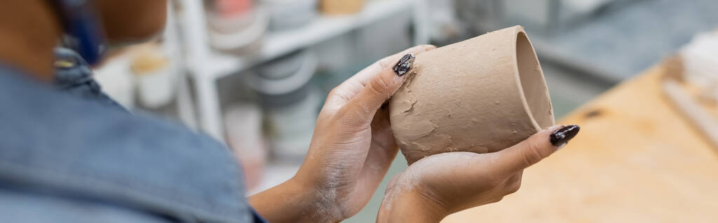 частичный взгляд на африканскую американку с глиняной чашкой в руках, баннер - Фото, изображение
