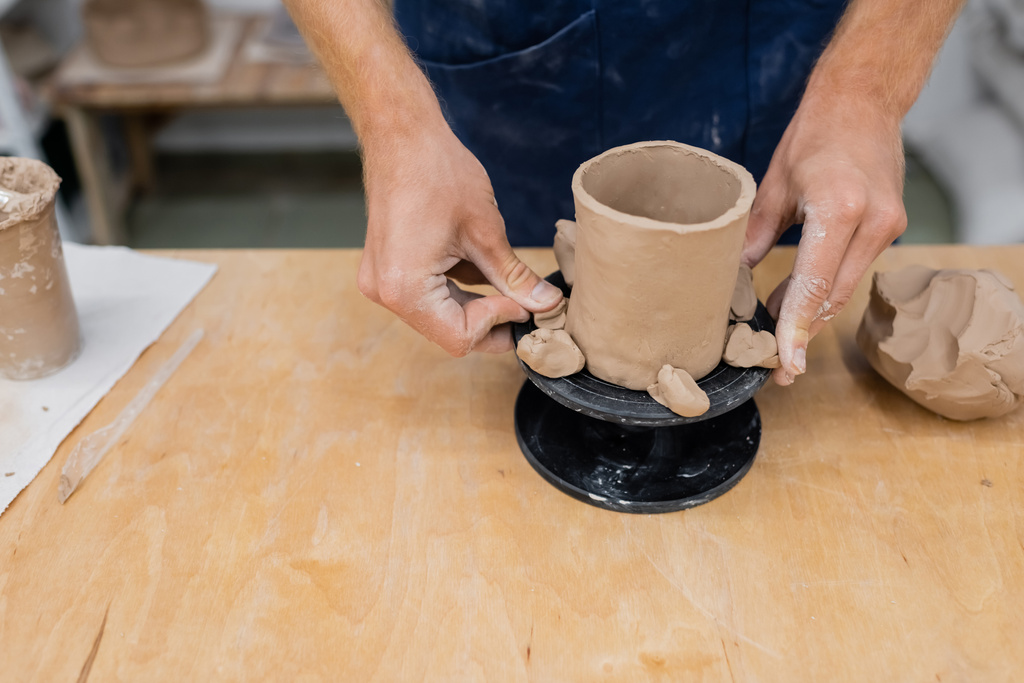 Vista cortada do artesão fazendo escultura de cerâmica em oficina de cerâmica  - Foto, Imagem