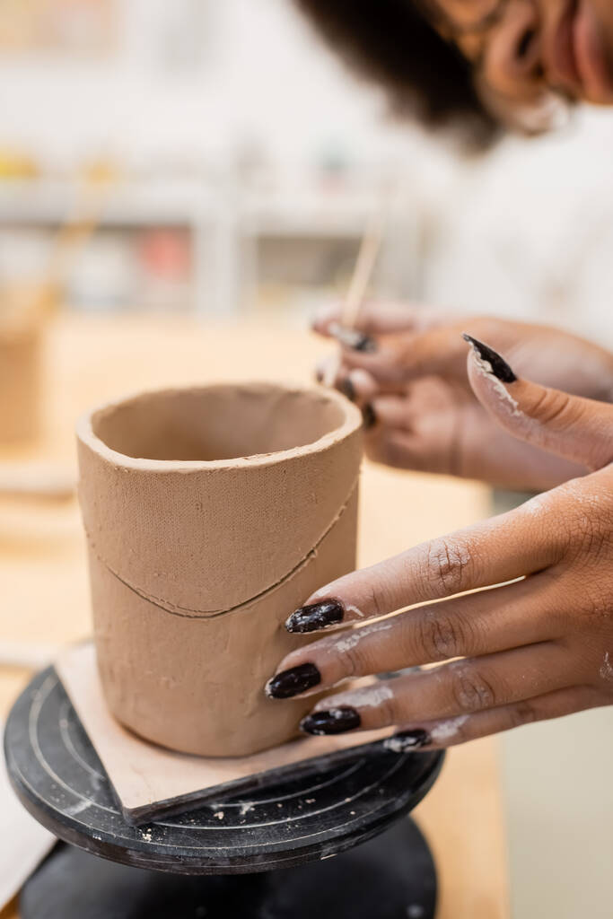 Vista recortada de la artesana afroamericana haciendo escultura de arcilla en taller - Foto, Imagen