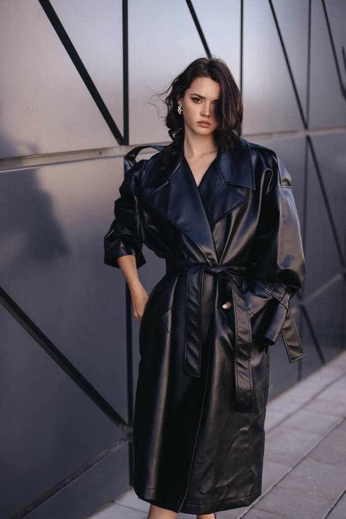 foto de moda al aire libre de la hermosa mujer con el pelo oscuro en el abrigo de cuero elegante - Foto, imagen