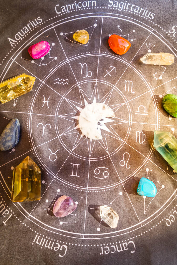 Drahokamy pro zvěrokruh signes, minerály nad grafem živých květin. Magic healing Rock for Reiki Crystal Ritual, Čarodějnictví, duchovní esoterická praxe - Fotografie, Obrázek
