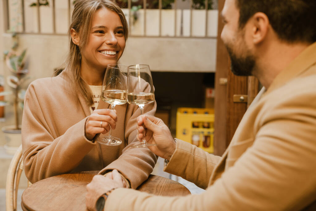 Bianco coppia romantica bere vino durante la data in caffè all'aperto - Foto, immagini