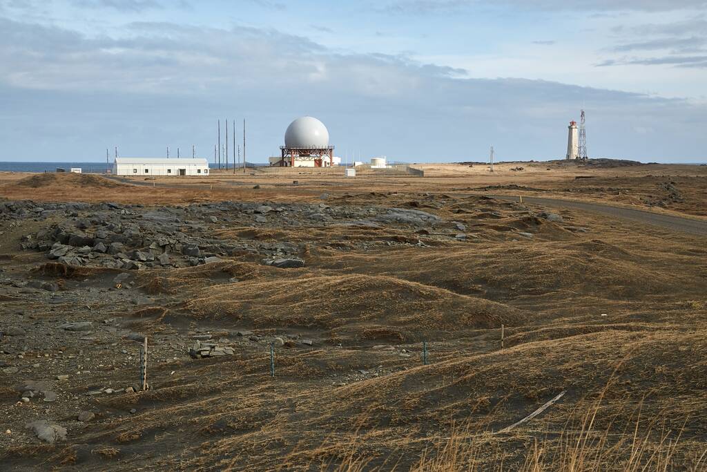 Cupola radar in Islanda per il controllo del traffico aereo. Vestrahorn, Stokksnes, ex base radar NATO e radar ATC aereo - Foto, immagini
