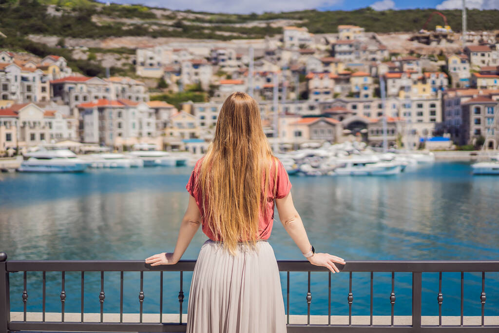 Turista mujer disfrutando de las vistas de la arquitectura y los yates de lujo en Lustica Bay, Montenegro. Viajar alrededor del concepto Montenegro. Ir a todas partes. - Foto, Imagen