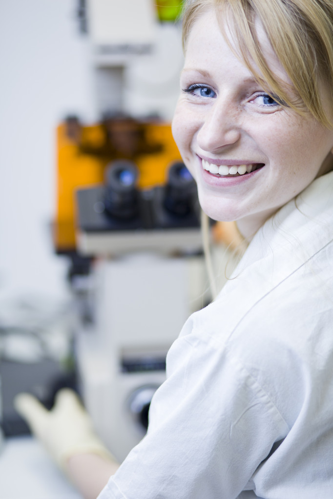 Portret kobiety naukowca robi badania w laboratorium (kolor t - Zdjęcie, obraz