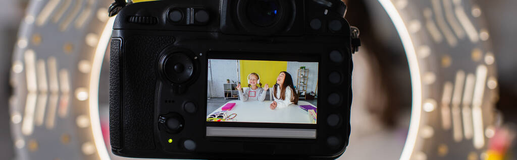 Kreislampe und Digitalkamera mit fröhlichen Video-Bloggern auf dem Bildschirm, Banner - Foto, Bild