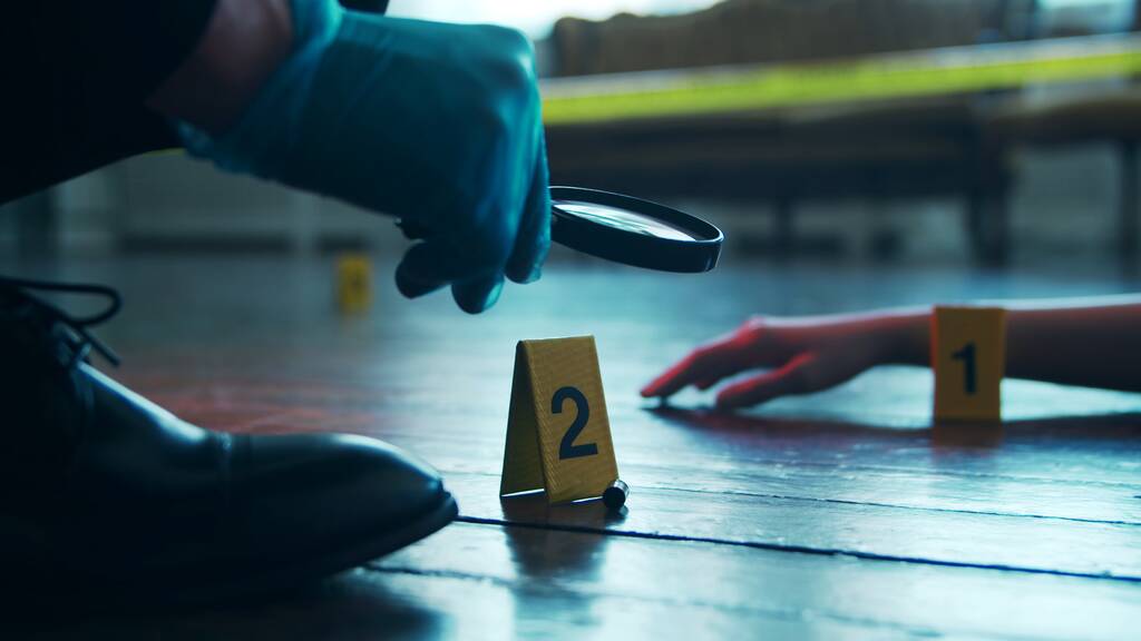 Detective Collecting Evidence in a Crime Scene. Forensic Specialists Making Expertise at Home of a Dead Person. The Concept of Homicide Investigation by Professional Police Officer. - Foto, afbeelding