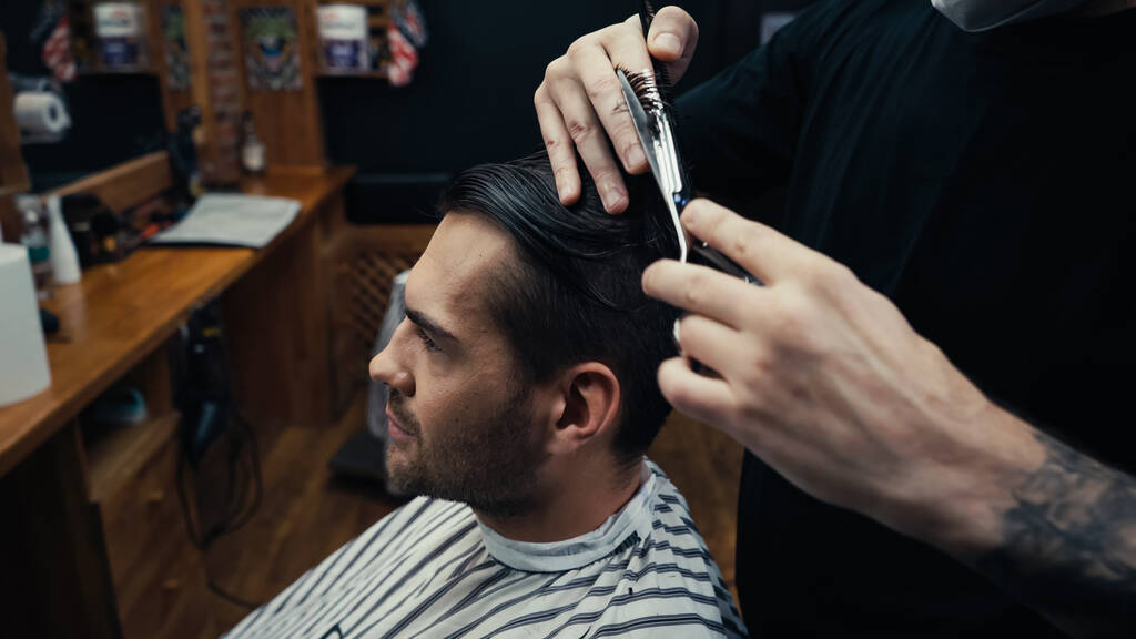 Парикмахерская стрижка волос клиента в парикмахерской  - Фото, изображение