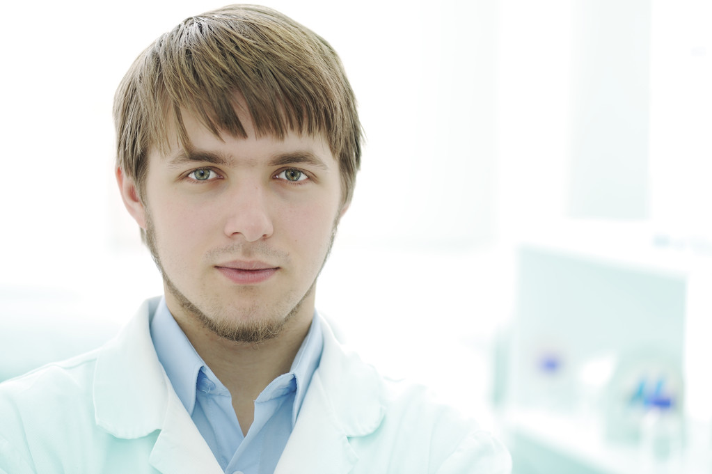 Retrato de un joven investigador en el laboratorio, trabajador del hospital
 - Foto, Imagen