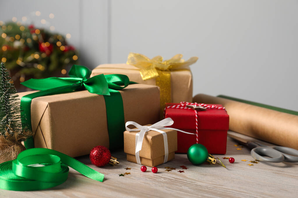 Schöne Geschenkboxen und Weihnachtsdekoration auf weißem Holztisch - Foto, Bild