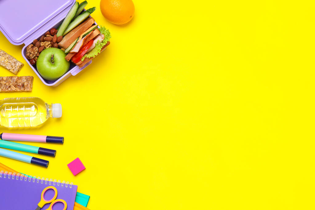 Flache Liegekomposition mit Lunchbox mit gesundem Essen und Schulpapier auf gelbem Hintergrund, Platz für Text - Foto, Bild