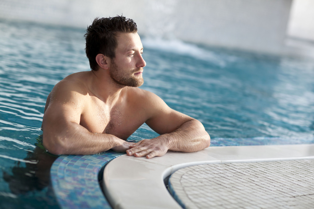 Muž se na okraji bazénu - Fotografie, Obrázek