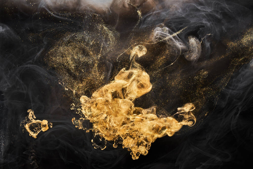 Χρυσή αφρώδη αφηρημένη φόντο, πολυτελές μαύρο καπνό, ακρυλικό χρώμα υποβρύχια έκρηξη, κοσμική στροβιλίζονται μελάνι - Φωτογραφία, εικόνα