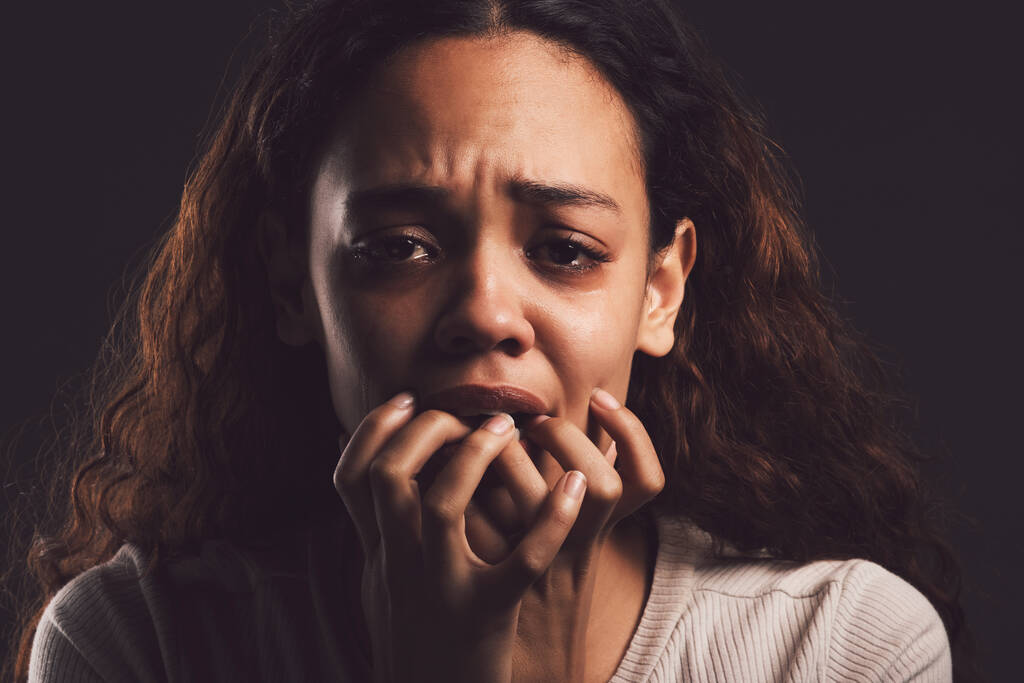 Die Anerkennung, das Böse erlitten zu haben, ist der größte Schritt. eine junge Frau weint vor schwarzem Hintergrund - Foto, Bild