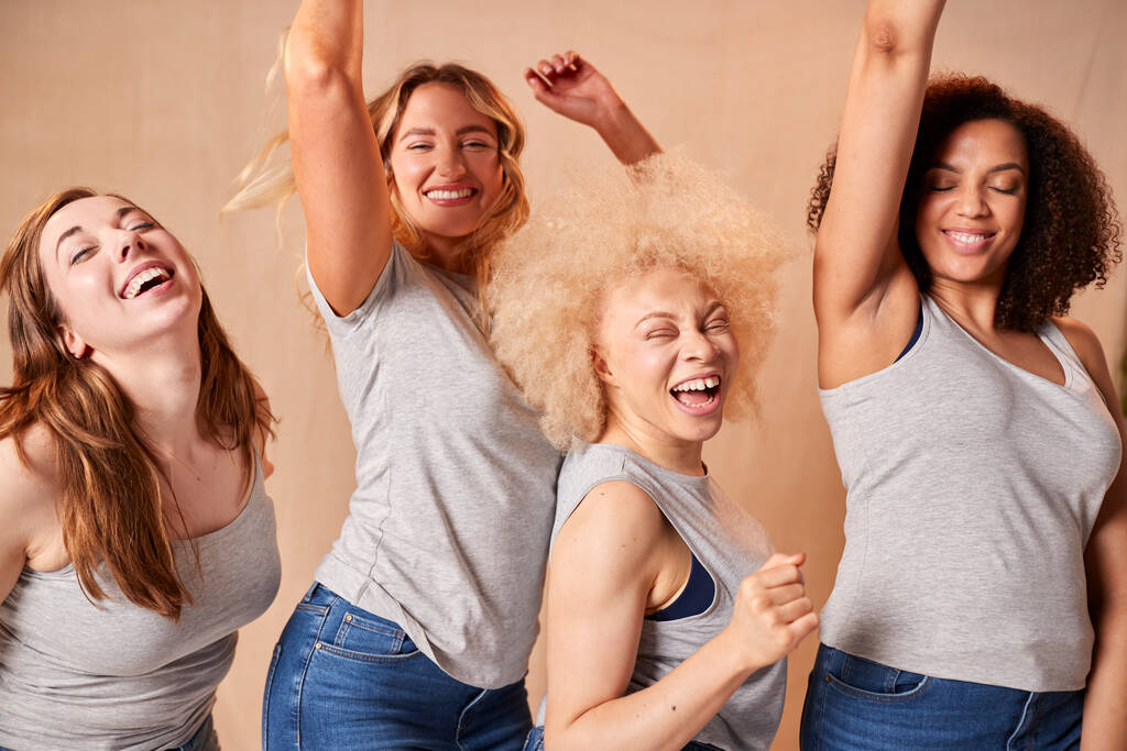Groep van diverse casual geklede vrouwen vrienden een met prothetische ledemaat bevordering van het lichaam positiviteit - Foto, afbeelding