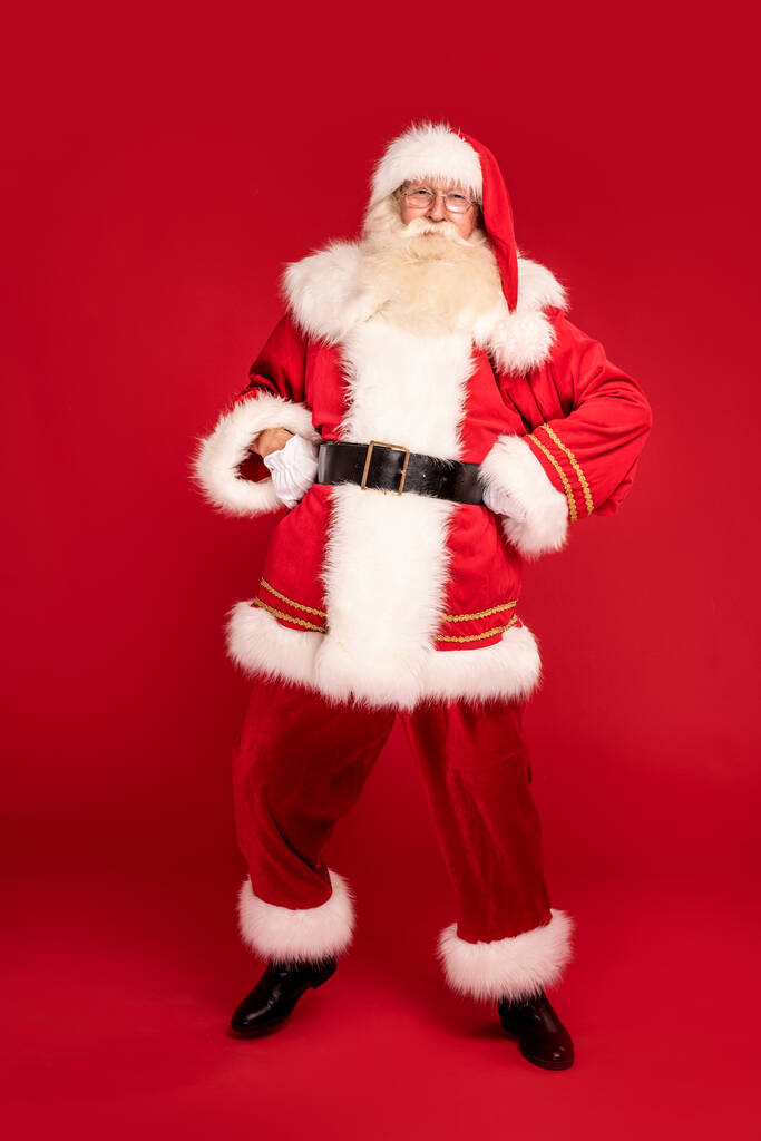 Frohe Weihnachten und ein gutes neues Jahr! Ganztägiges Foto des lustigen Weihnachtsmannes mit weißem Bart, der in die Kamera schaut. Weihnachtsverkauf, Rabattkonzept - Foto, Bild