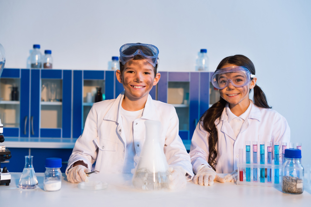 szczęśliwy dzieci z brudne twarze patrząc na aparat podczas eksperymentu chemicznego w laboratorium - Zdjęcie, obraz