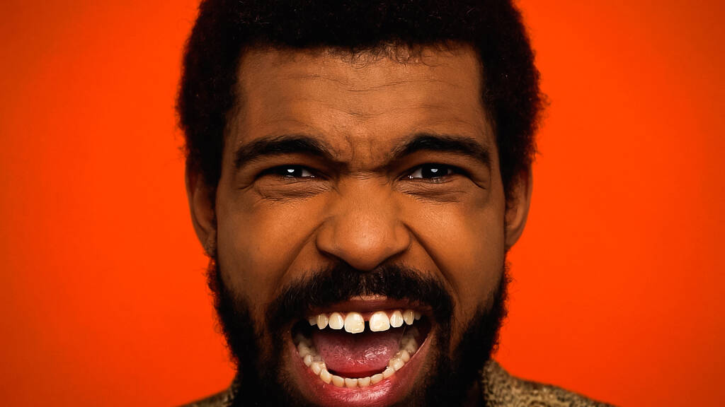 close-up de homem americano africano irritado gritando isolado em laranja  - Foto, Imagem