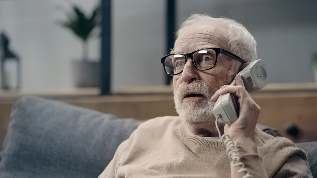 Homme âgé avec démence tenant combiné de téléphone rétro  - Photo, image
