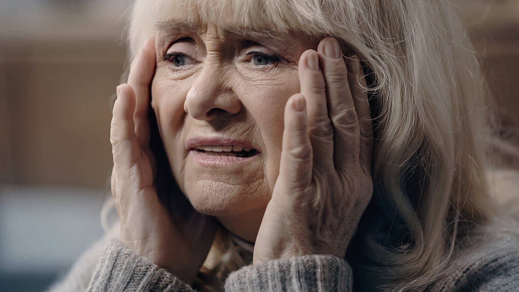 Idős nő demenciával, fejfájással és érintőfejjel - Fotó, kép