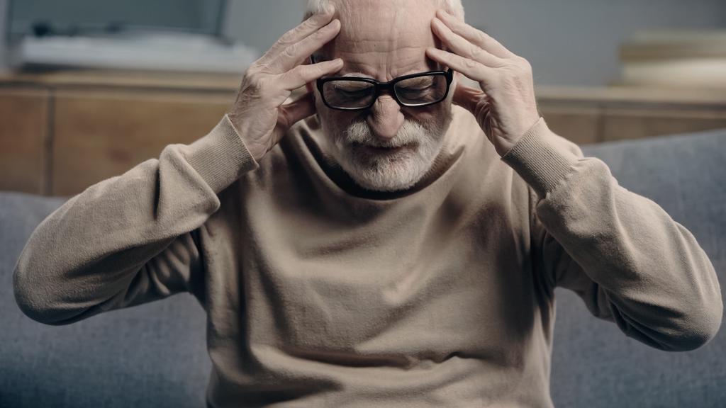 hombre mayor barbudo con demencia con dolor de cabeza y cabeza conmovedora - Foto, Imagen